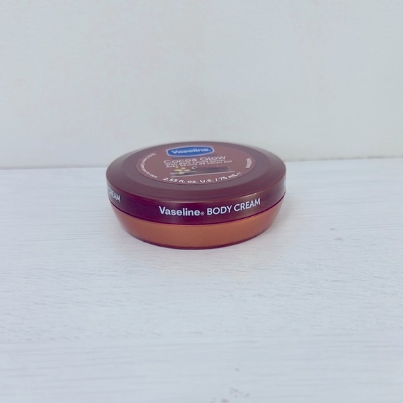 ❤️ 4 for $20 - Vaseline Cocoa Glow Body Cream - Picture 2 of 2